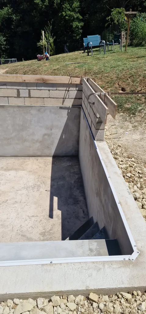 Construction de piscines béton par un spécialiste proche de Pauillac et Saint Laurent de Médoc