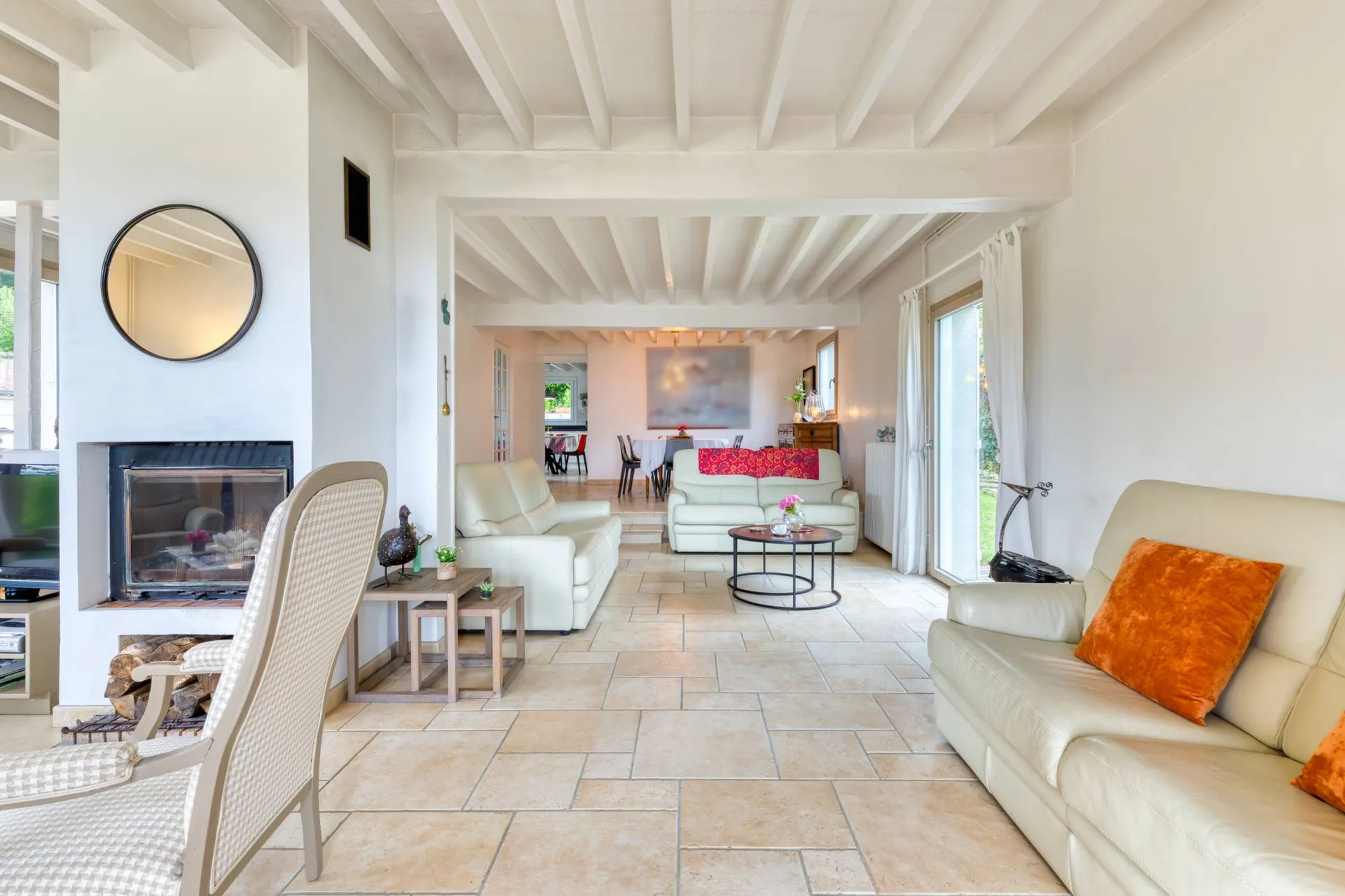 Vends villa de charme en Normandie avec 4 chambres et un beau terrain.