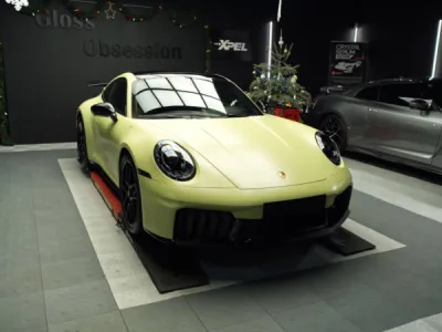 Rendu mat spectaculaire sur Porsche Carrera GTS grâce au film de protection XPEL Stealth à Lorient.