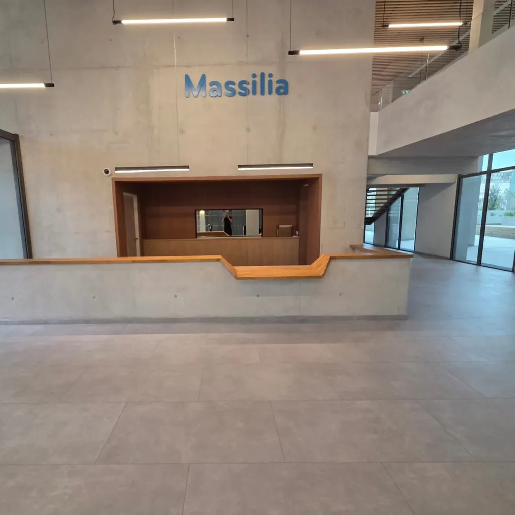 Fabrication et installation d’une banque d’accueil sur mesure en chêne massif pour siège professionnel RTE Bouygues à Marseille