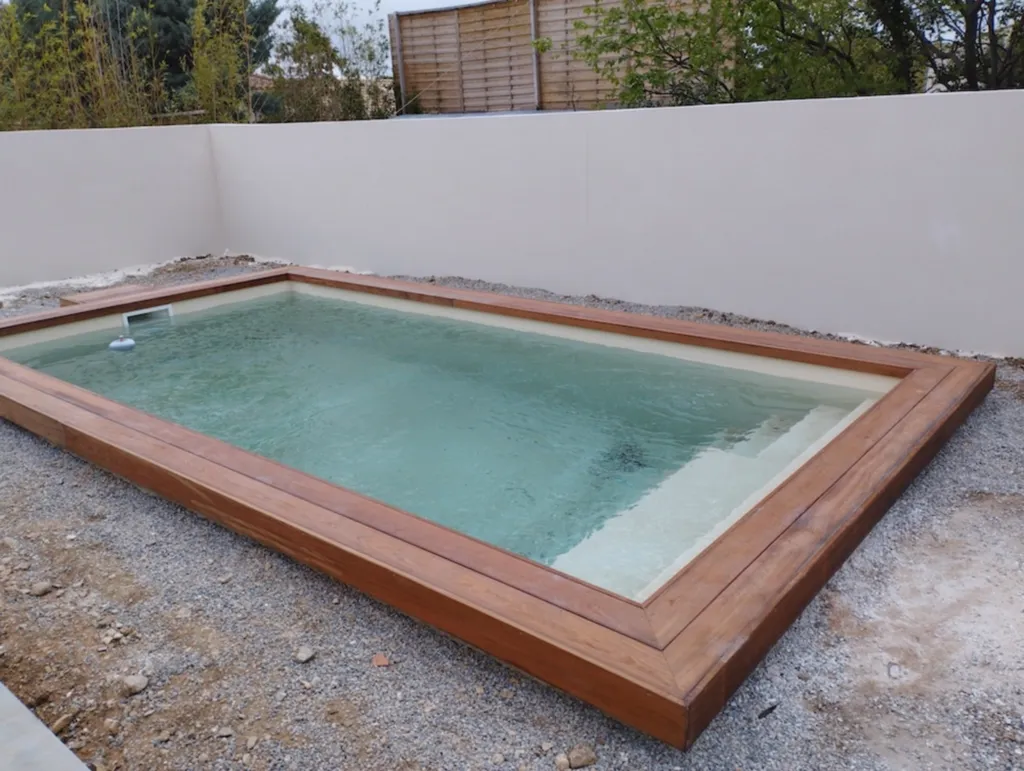 Contour de piscine en bois exotique Jatoba : esthétisme, confort et durabilité pour un extérieur haut de gamme à Montpeyroux proche de Montpellier