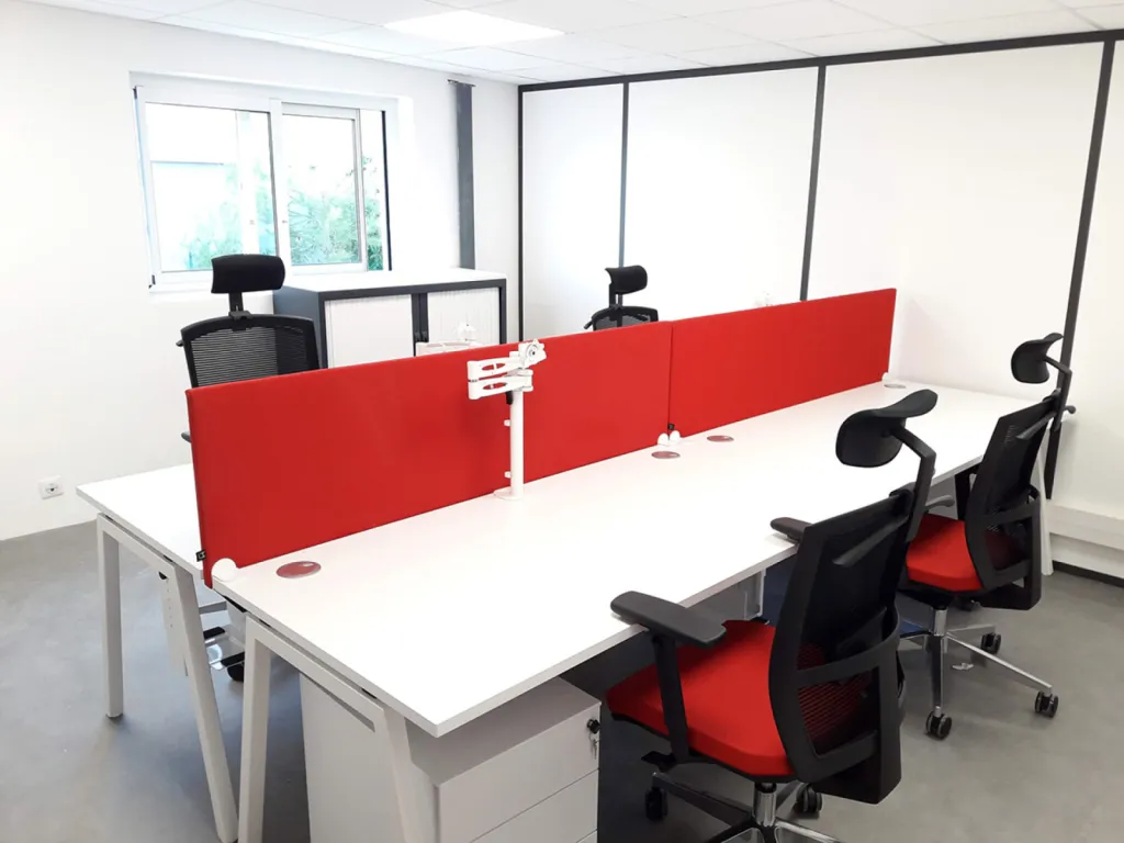 Aménagement de 40 postes et d’une salle de réunion à La Ciotat avec bureaux Cinétic personnalisés, sièges Coach ergonomiques et panneaux acoustiques pour l’entreprise EUROS