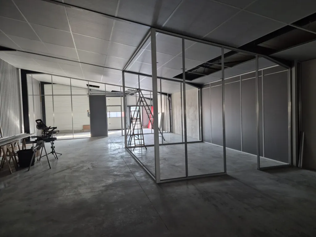 Projet d'ajout de bureaux individuels par des cloisons fixes avec isolation en laine de verre dans un entrepôt à Villefranche-sur-Saône dans le Beaujolais
