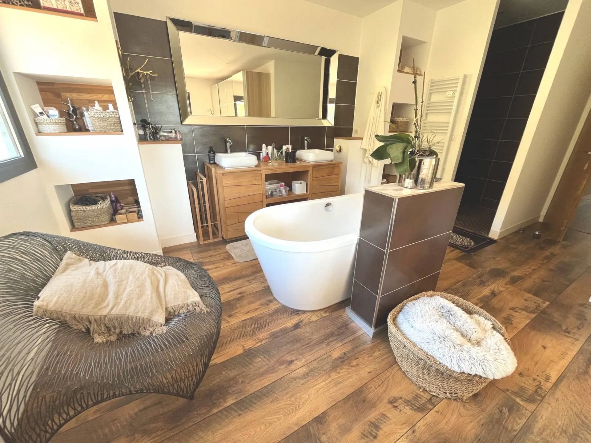 A vendre villa moderne Roquefort la Bédoule proche Cassis, composée de deux logements, piscine, pool house et deux garages doubles 