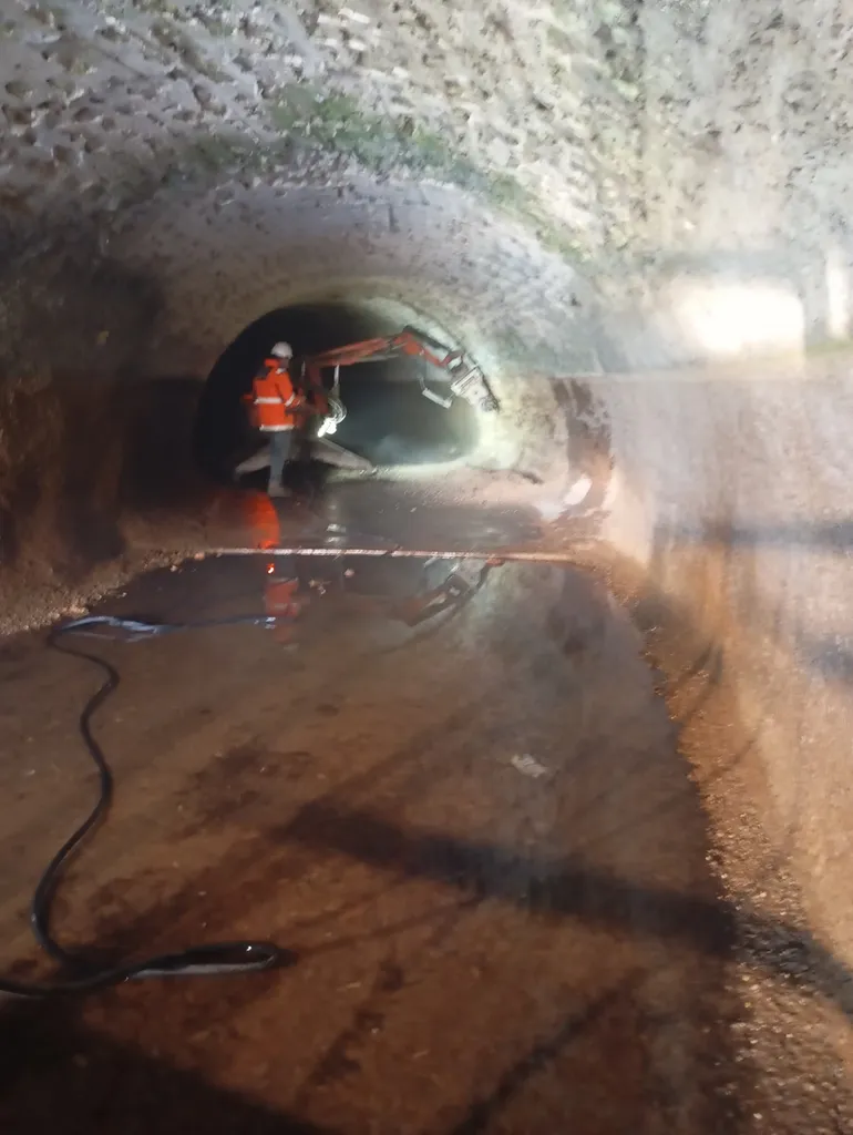 Location d'un robot électrique de 2 tonnes pour curer le calcaire et le béton à Auberives en Royans