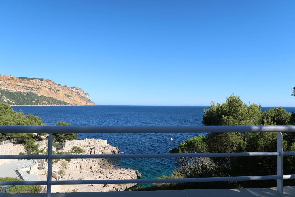 A VENDRE Cassis en front de mer avec terrasse, solarium et bungalow 