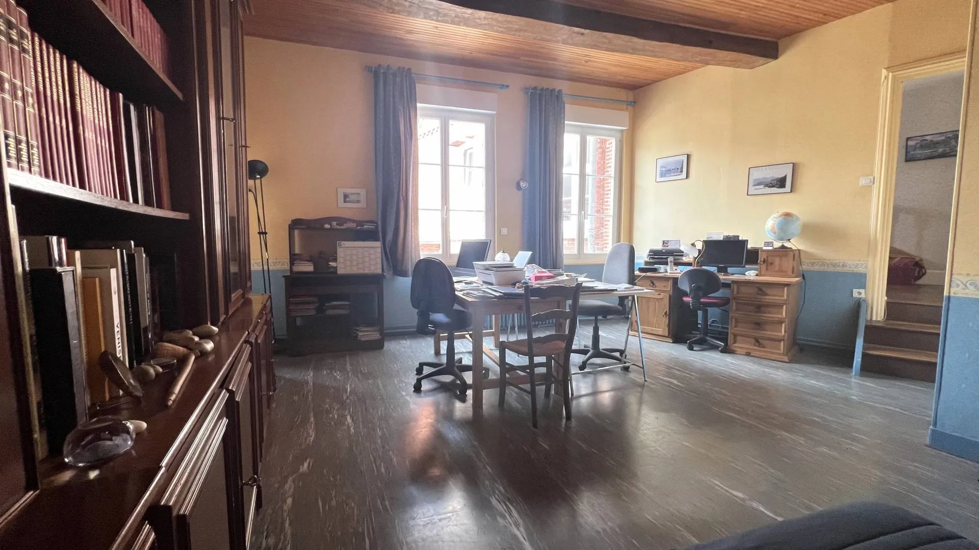 Belle demeure bourgeoise 280m² avec 5 chambres, 11 pièces, chapelle 50m², jardin arboré 597m² et grand garage, exposition sud-ouest, en plein centre de Eu 76260.