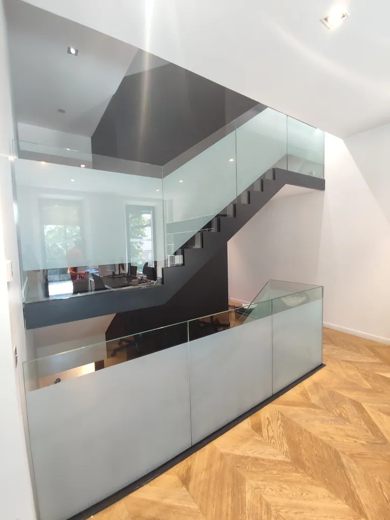 Films Vitrophanie adhésive dépoli blanc pour cloison vitrée entre bureaux à Aix en Provence– Marquage discret et esthétique contemporaine