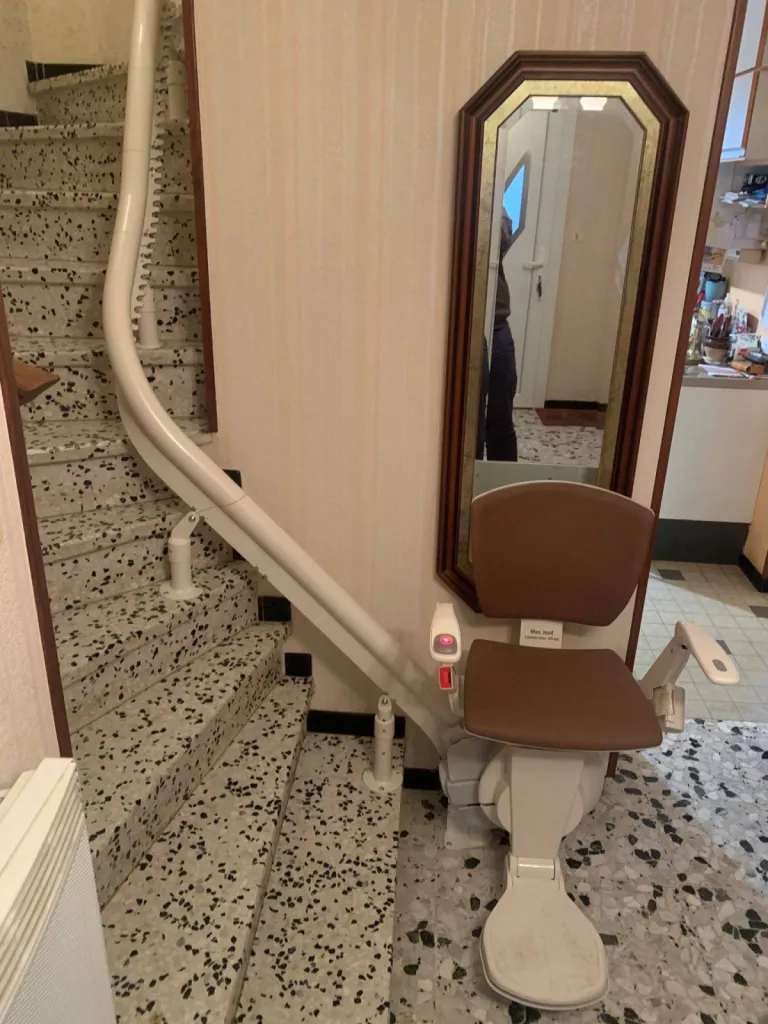 Miroir préservé après l'installation de ce fauteuil monte-escalier monorail OTOLIFT Modul'Air en intérieur à six fours dans le Var entre Toulon & Marseille