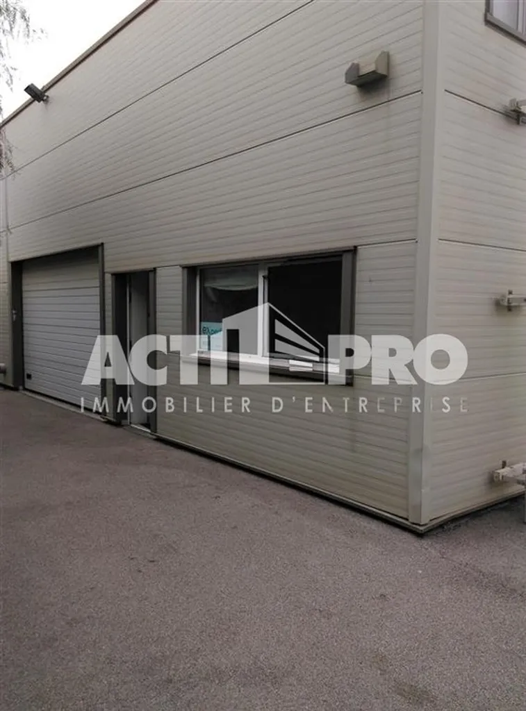 Entrepôt local d'activité de 200m² à louer, avec stockage et bureaux, au Polygone Nord de PERPIGNAN.