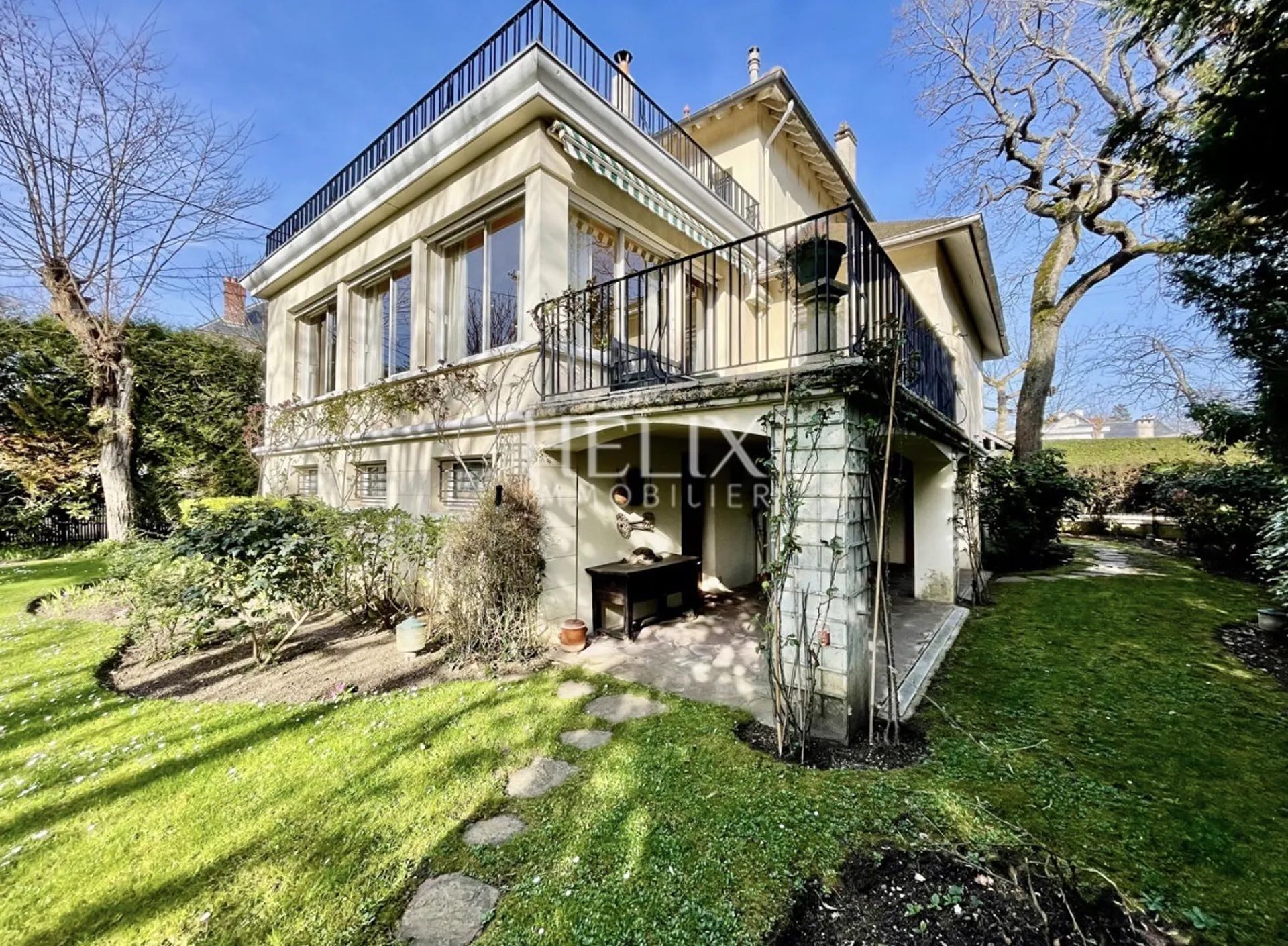 Helix Immobilier vous propose à la vente une charmante maison au Vésinet avec un agréable terrain de 700m²