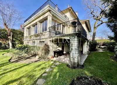 Helix Immobilier vous propose à la vente une charmante maison au Vésinet avec un agréable terrain de 700m²