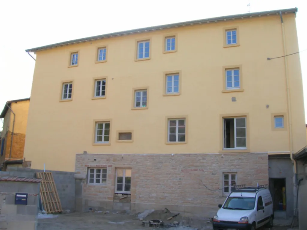 Façade après ravalement avec isolation thermique par l’extérieur à Lyon pour améliorer la performance énergétique