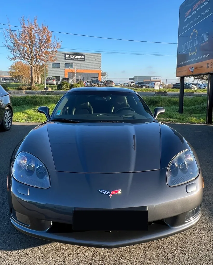 Film de protection PPF Skyfol Elite sur une Corvette anthracite, à Arnage près du Mans.
