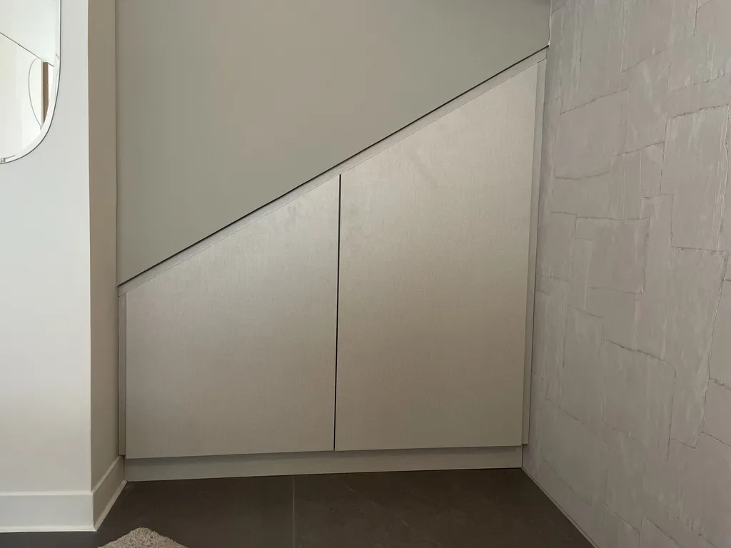 Aménagement sous escalier avec portes