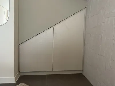 Aménagement sous escalier avec portes