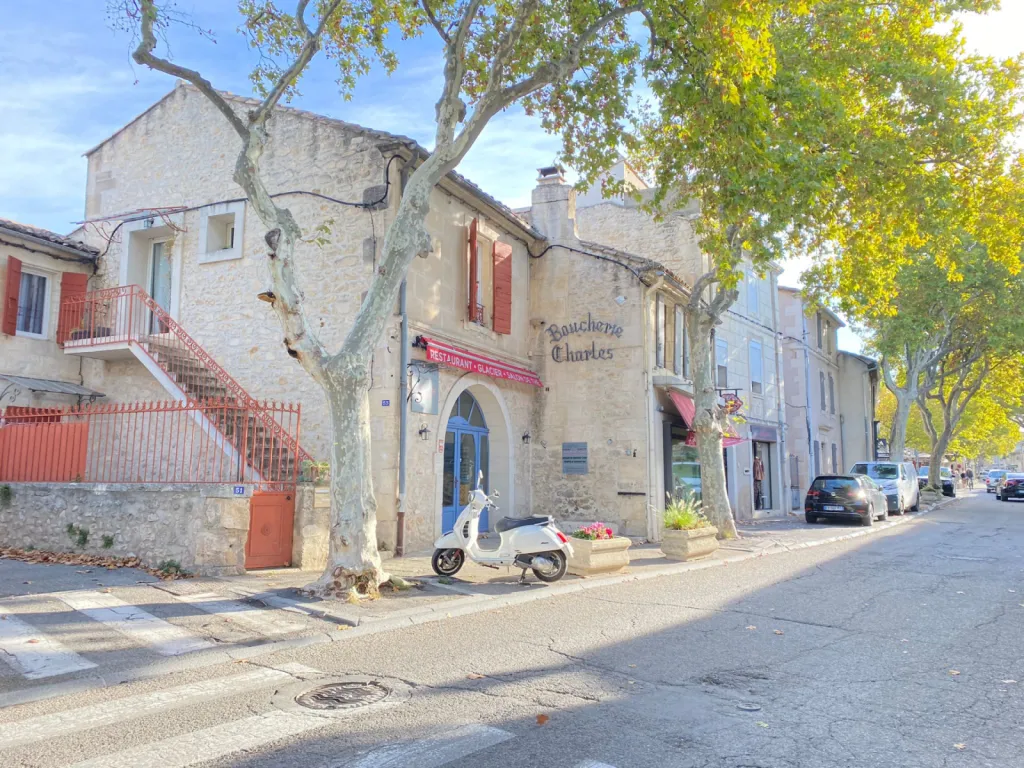 Immeuble avec deux logements, local commercial et cour privée