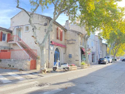 Immeuble avec deux logements, local commercial et cour privée
