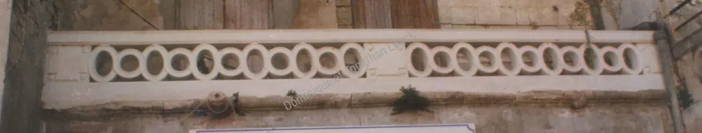 Balustrade en pierre blanche d'Estaillades