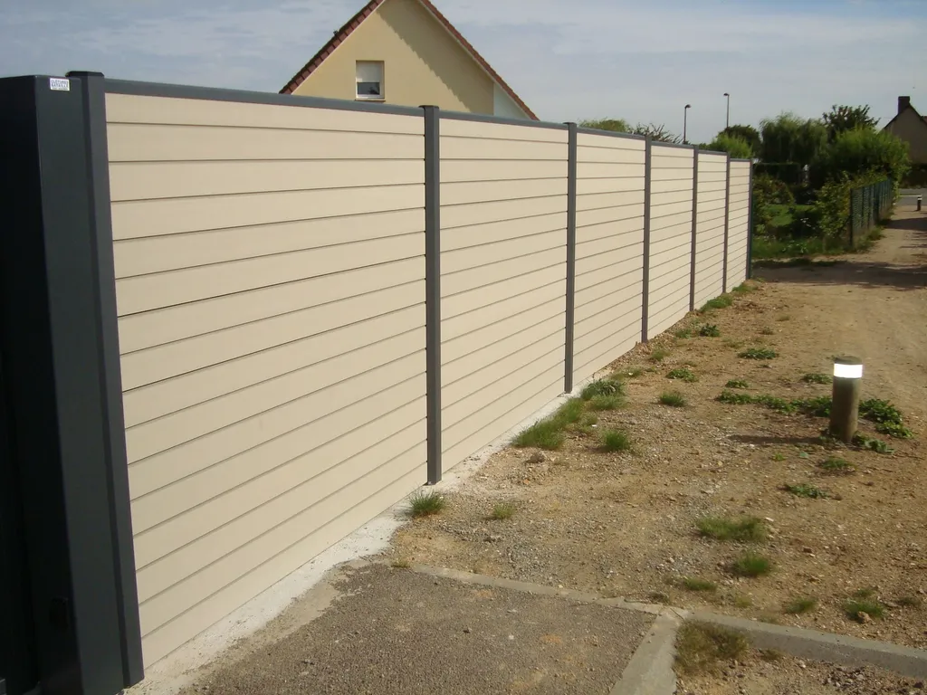 Installation de Clôtures Occultantes et Portail Alu Coordonné, Lames Horizontales Sur-Mesure à Elbeuf en Seine-Maritime 76 et Saint-Aubin-lès-Elbeuf