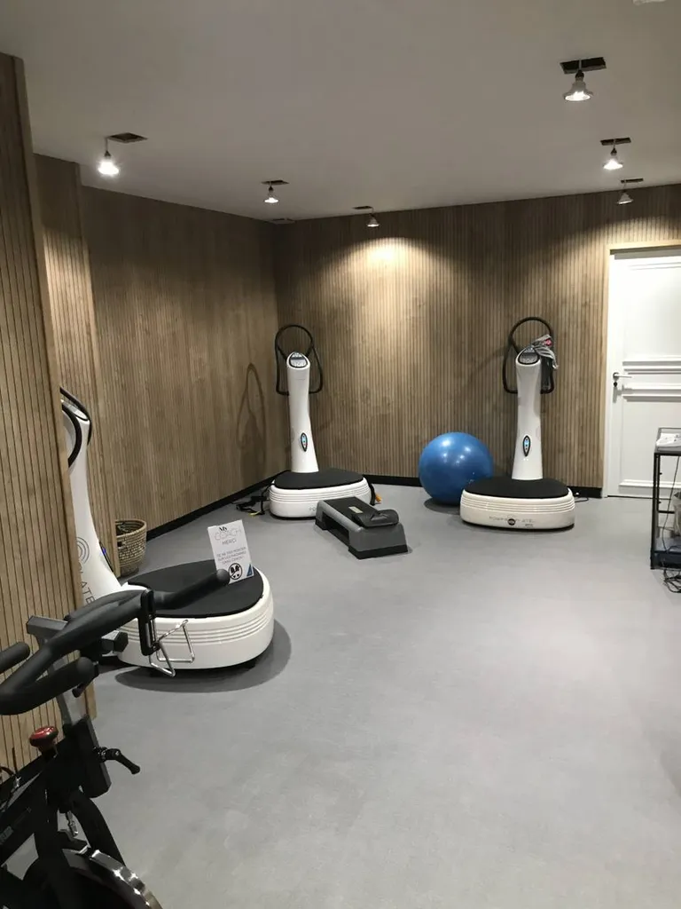 Réalisation d'aménagements sur mesure en bois complexe BABEL République