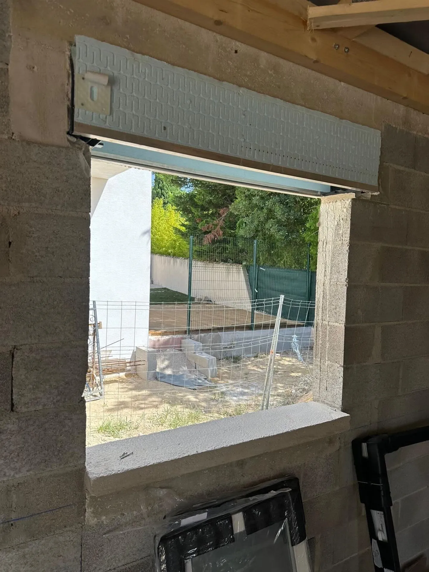 Pose de Fenêtres en applique de menuiseries en ALU Blanc 