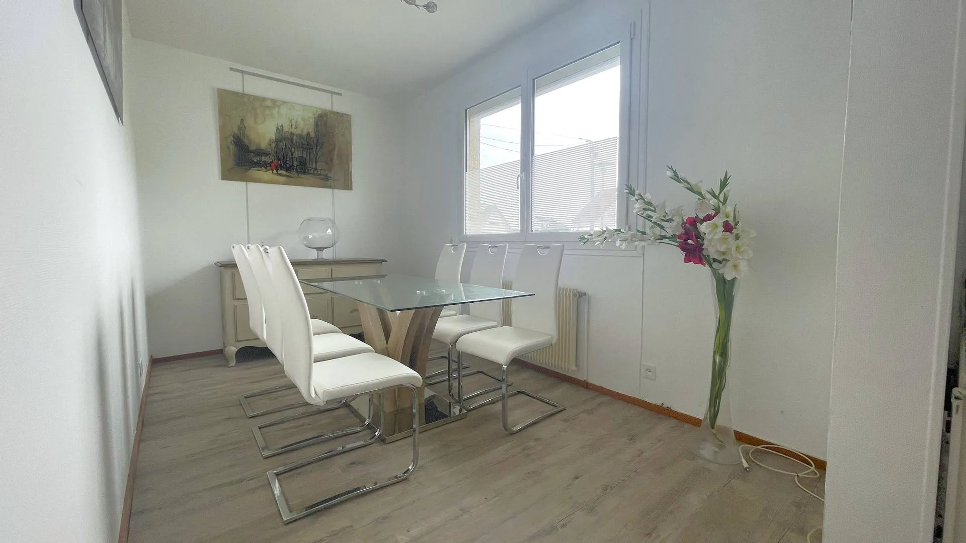 Maison à vendre avec salle à manger ouverte : Salle à manger ouverte pour des repas conviviaux.