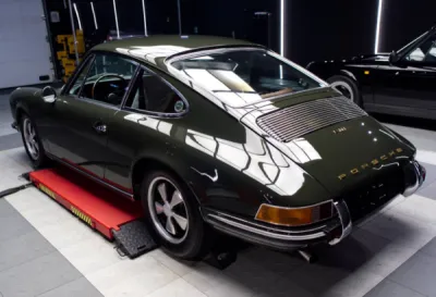 Les voitures de collection méritent le meilleur : le film de protection PPF XPEL posé sur cette Porsche 911 2.2 assure une protection discrète et performante.