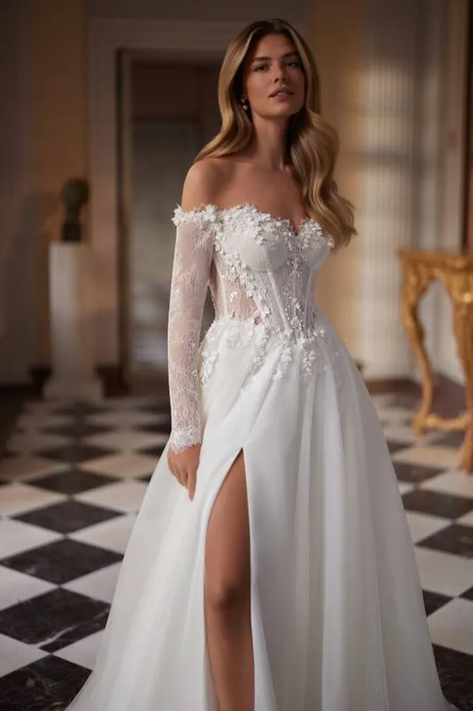 Robe de mariée bohème romantique avec manches légères à Marseille Vieux-Port