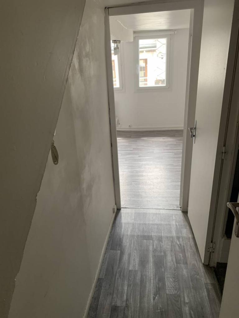 Studio de 24.82m² à la location, rue Dinanderie à Rouen, 465€ charges comprises