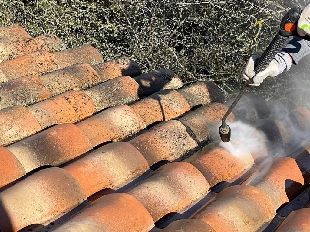 Nettoyage et traitement d’une toiture de maison en tuile Abeille sur Fuveau près de Aix en Provence.