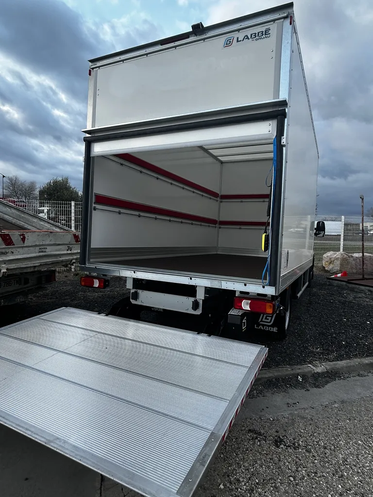 IVECO DAILY CAISSE ET HAYON 750 KGS