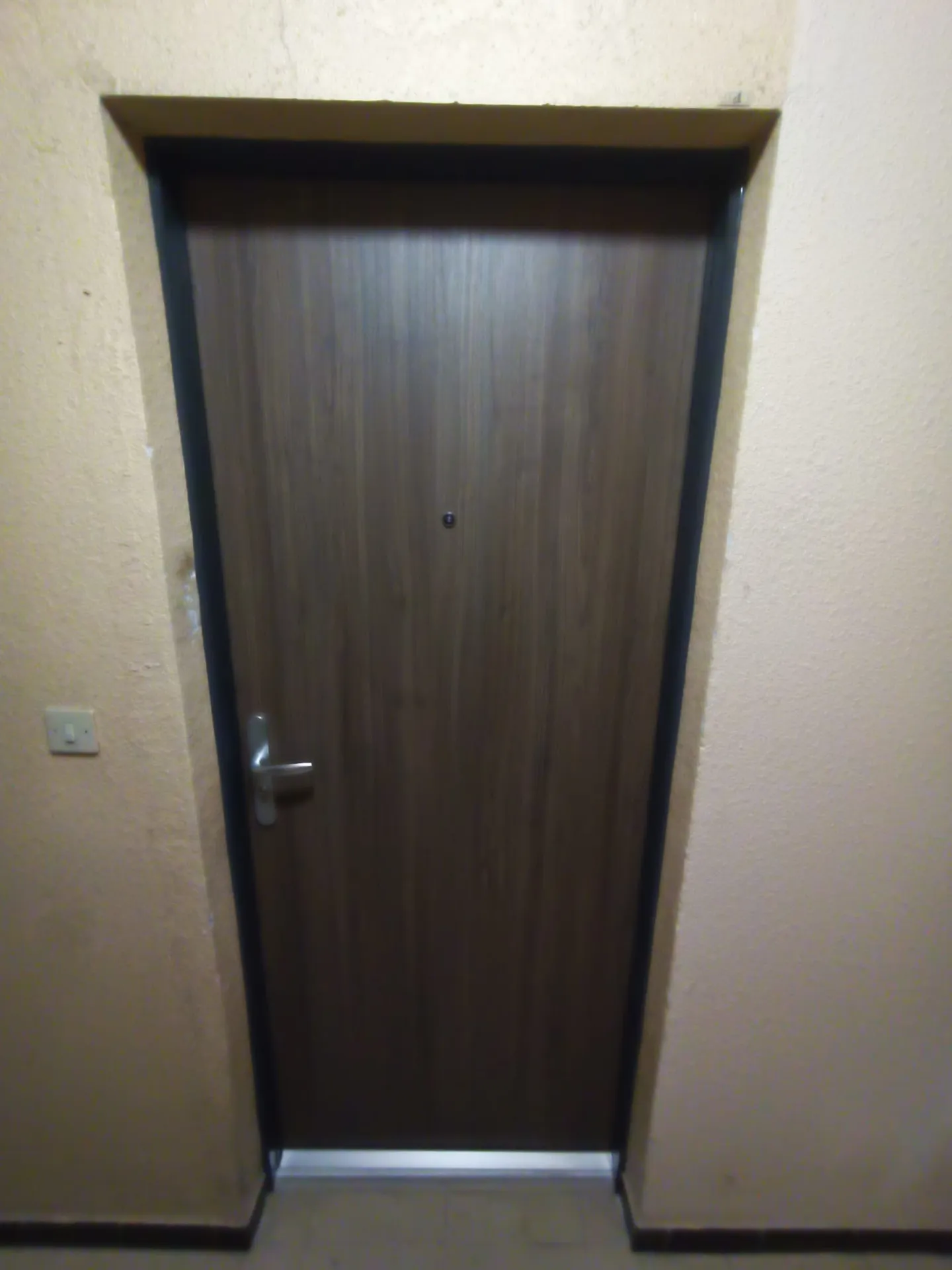 Installation d'une porte palière d'appartement sur mensure en rénovation dans la commune de Gignac-la-nerthe