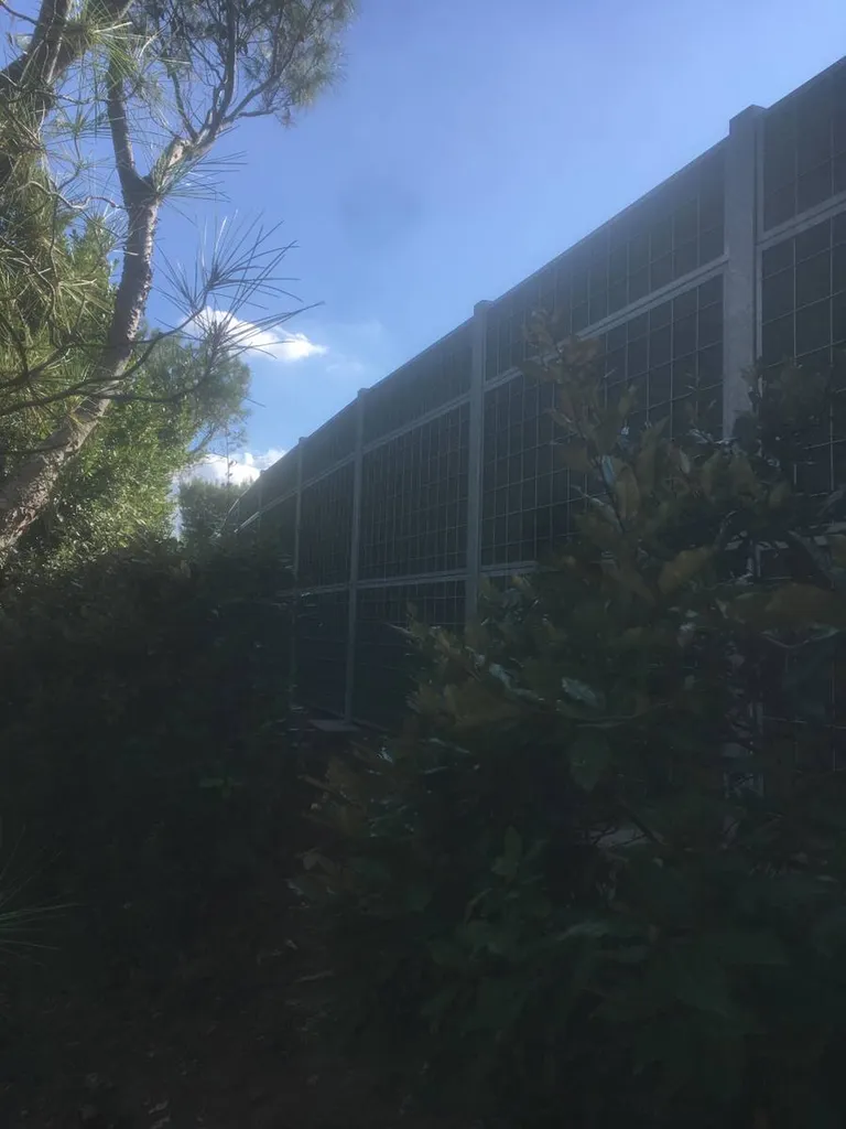 Clôture Noistop® green pour protéger une propriété des bruits de la route, à Aix-en-Provence