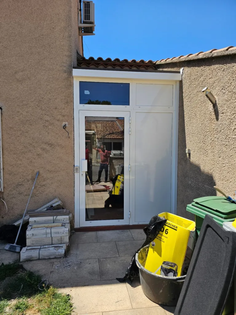 Création d’un SAS d’entrée en aluminium et verre pour maison particulière près d’Aix en Provence