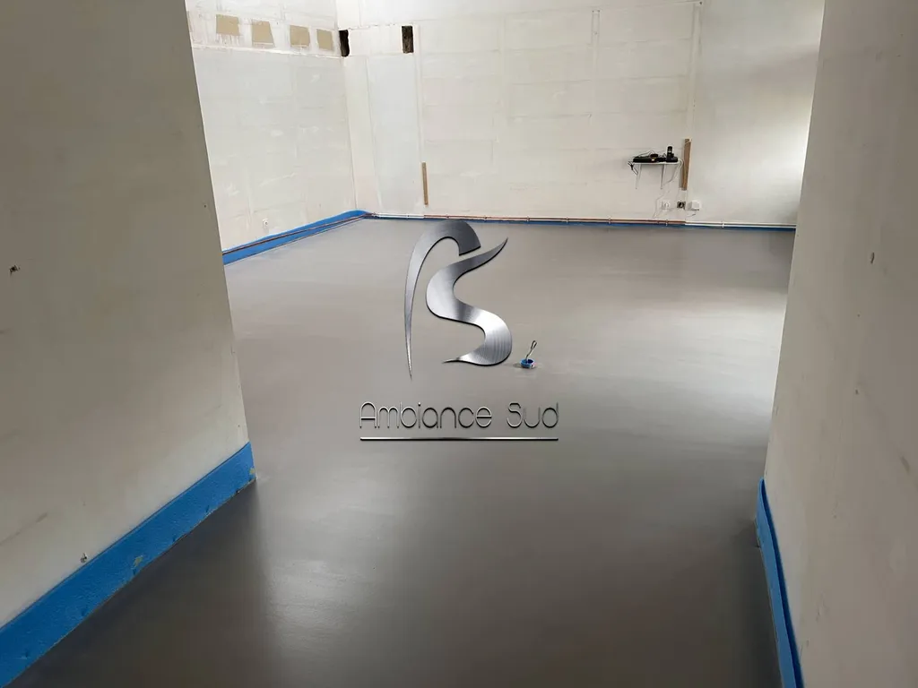 Rénovation d’un sol en carrelage avec un béton ciré coulé à Villeneuve les Avignon dans le 84