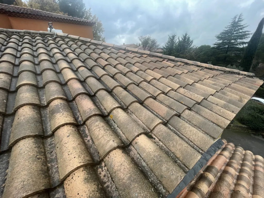 Nettoyage et traitement des tuiles mécaniques d’une Maison près de Martigues.