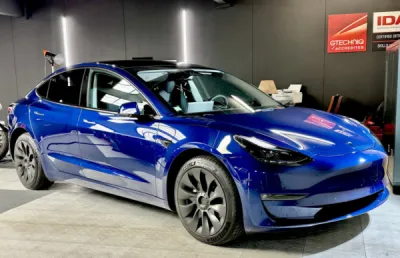 Tesla Model 3 Long Range Protégé par un film de protection XPEL Sur une peinture fragile