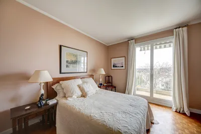 A vendre en exclusivité un grand appartement de 3 chambres avec balcon dans Saint Germain en Laye en centre