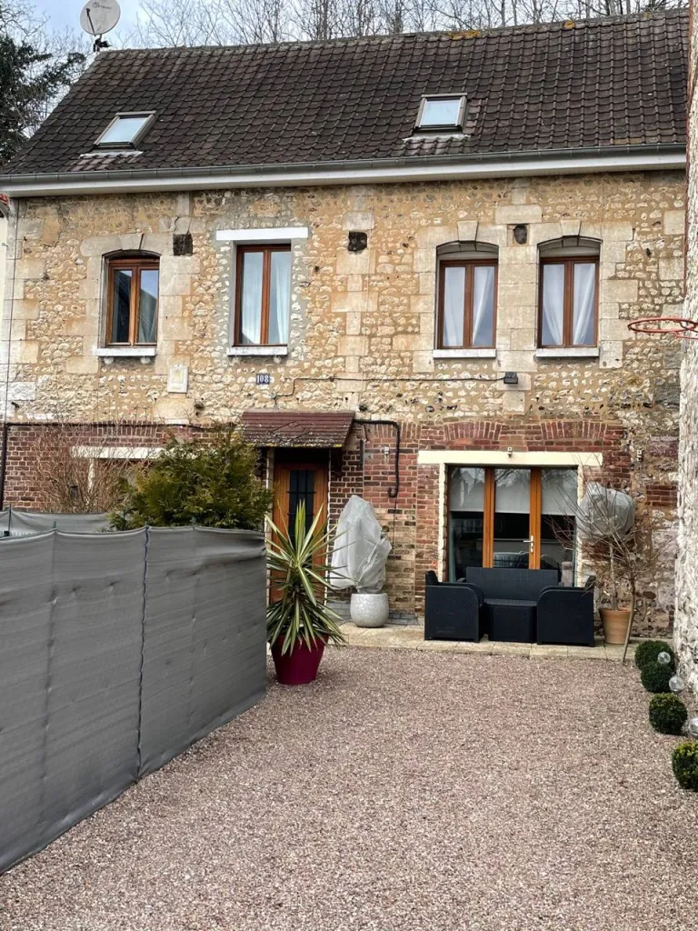 charmante maison rénovée avec goût de 110m² avec poêle à bois et sa courette sur la commune de SAINT AUBIN LES ELBEUF 76410