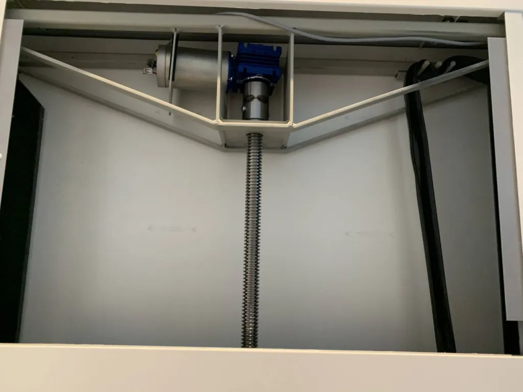 Une réalisation d'un ascenseur de maison avec portillon Namilift PL400 en structure autoporteuse intérieure à Cassis près de Marseille