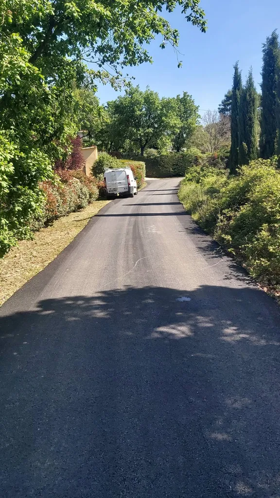 Réfection d'un chemin de copropriété en enrobé de bitume sur Saint Maximin la sainte baume dans le Var