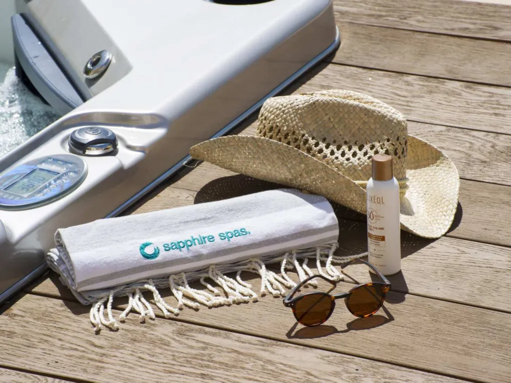 photos de spas en situation zoom nature morte chapeau de paille crème solaire lunette de soleil