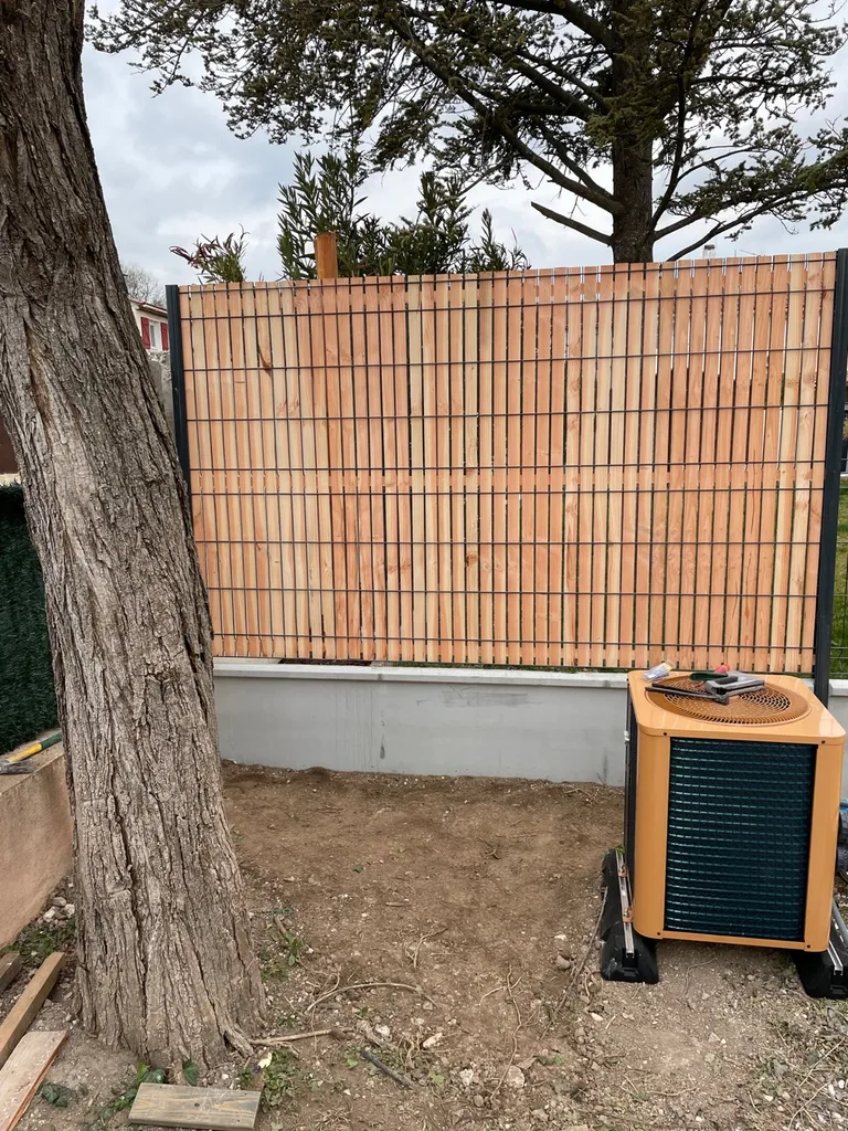  Mise en place de brise vu en lamelle bois sur Calas