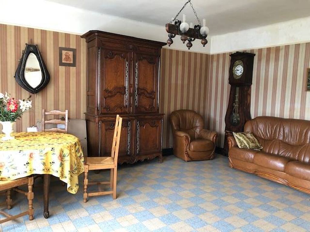 Proche Livarot, maison sur 3 niveaux et sa grange