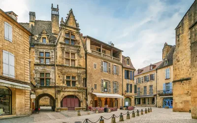 Ruelles médiévales de Sarlat‑la‑Canéda, cœur historique du Périgord Noir, un cadre idéal pour illustrer l’estimation professionnelle de votre camping‑car avec Horde d’Or.