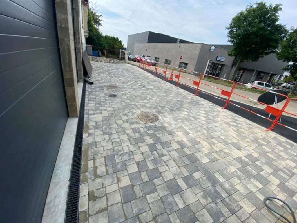 Pose de pavé à l'entrée d'une maison collective, voie d'accès à Souffelweyersheim près de Reichstett.