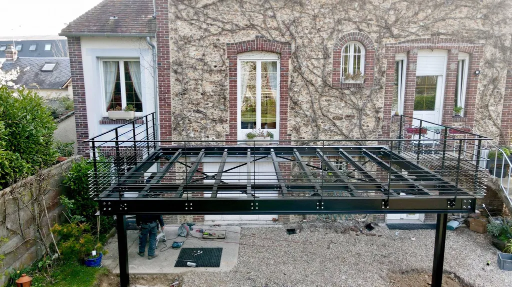 Terrasse sur pilotis en acier thermolaqué à Évreux (27) – Extension métallique sur mesure pour agrandir votre espace de vie extérieur