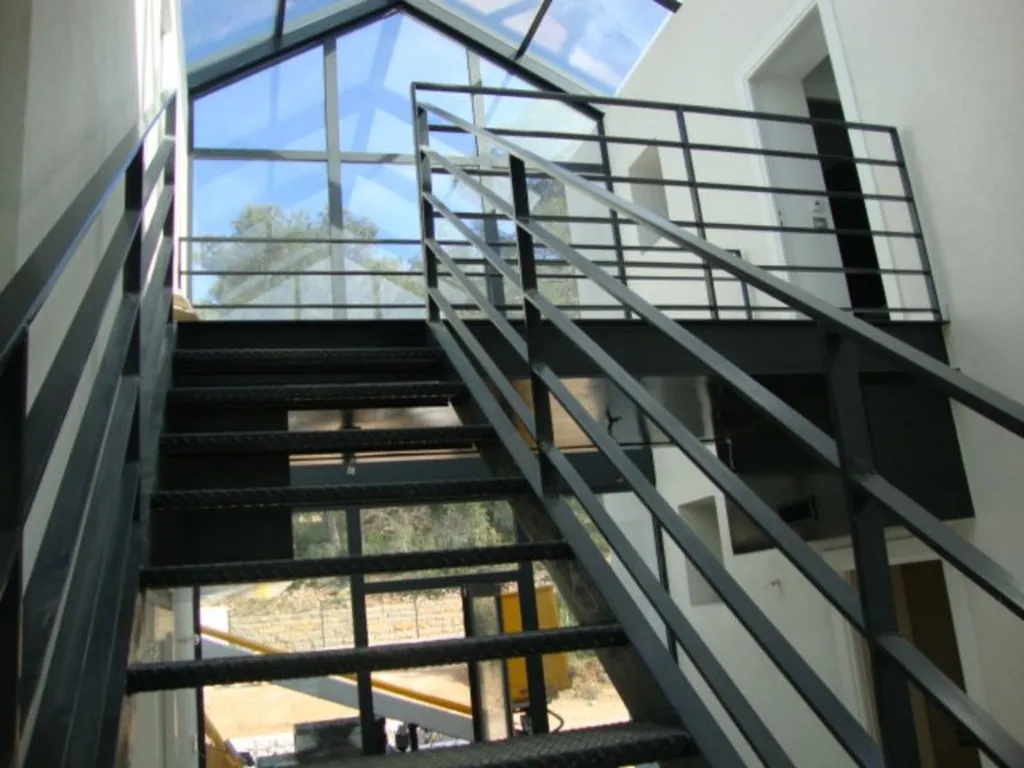 Je cherche un escalier en acier a peypin  par un artisan sur mesure 