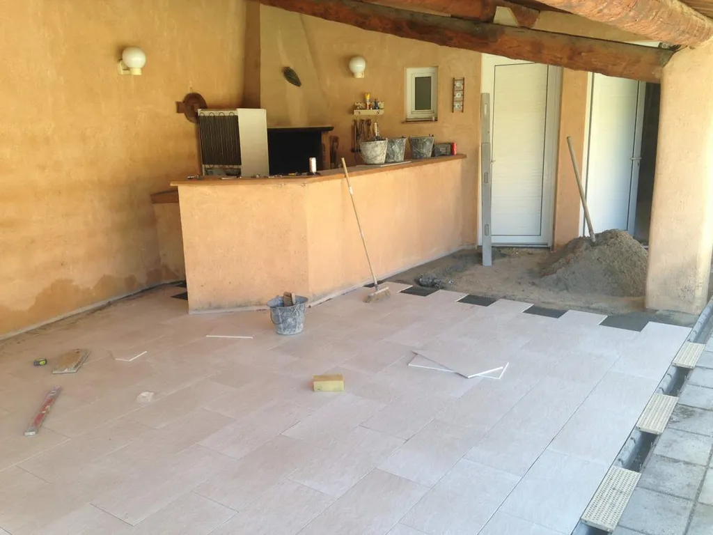 Réalisation d'un carrelage d'un poolhouse à proximité d'Aix en Provence